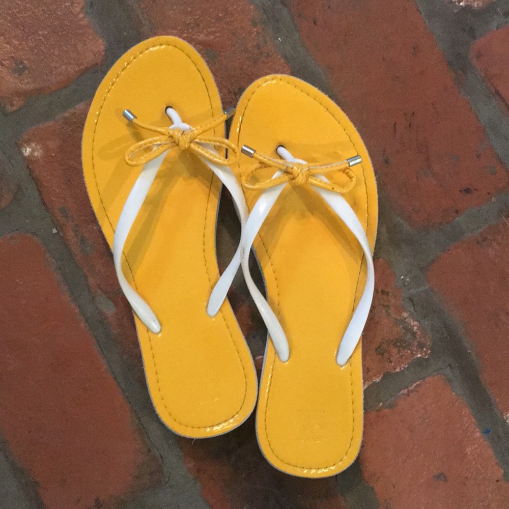 New York & Company yellow bow flip flops size 9